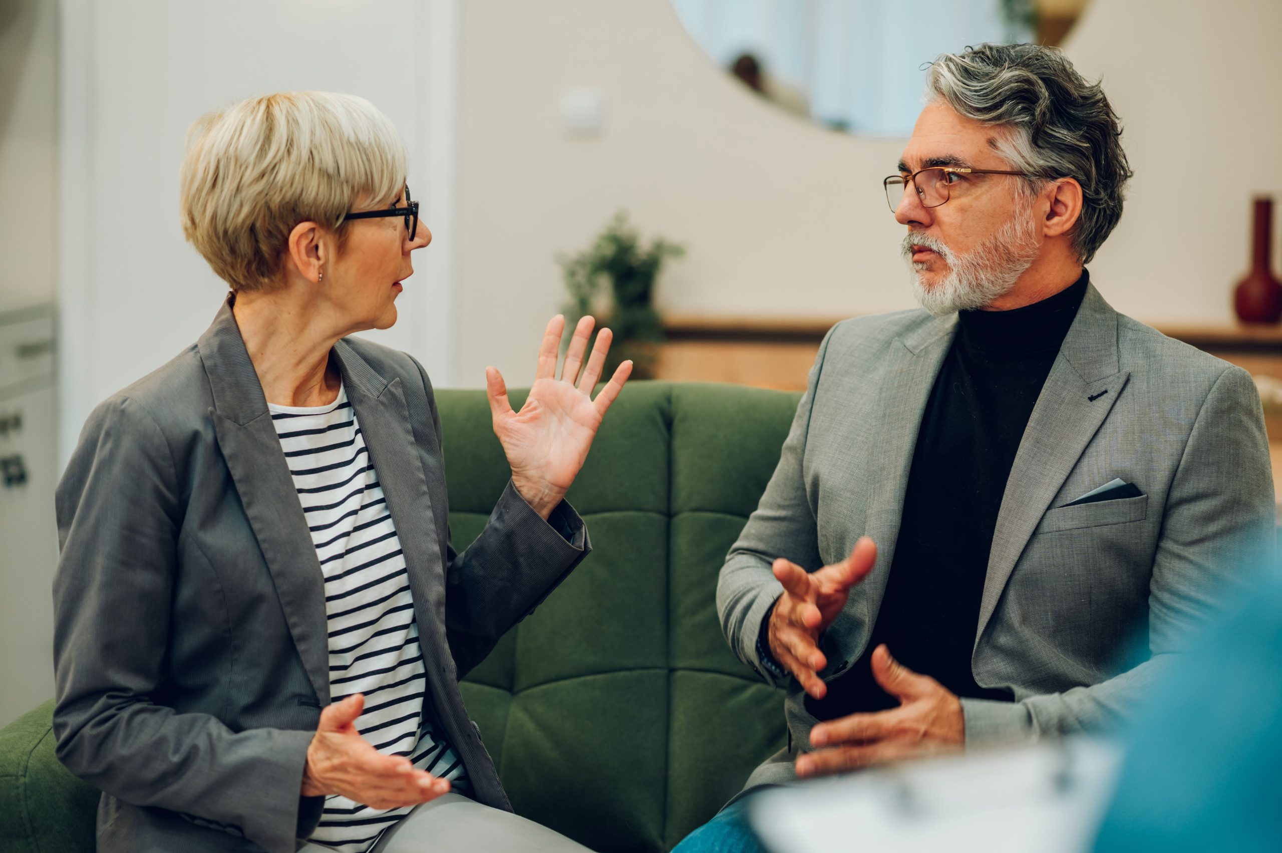 couple de personnes dans la cinquantaine