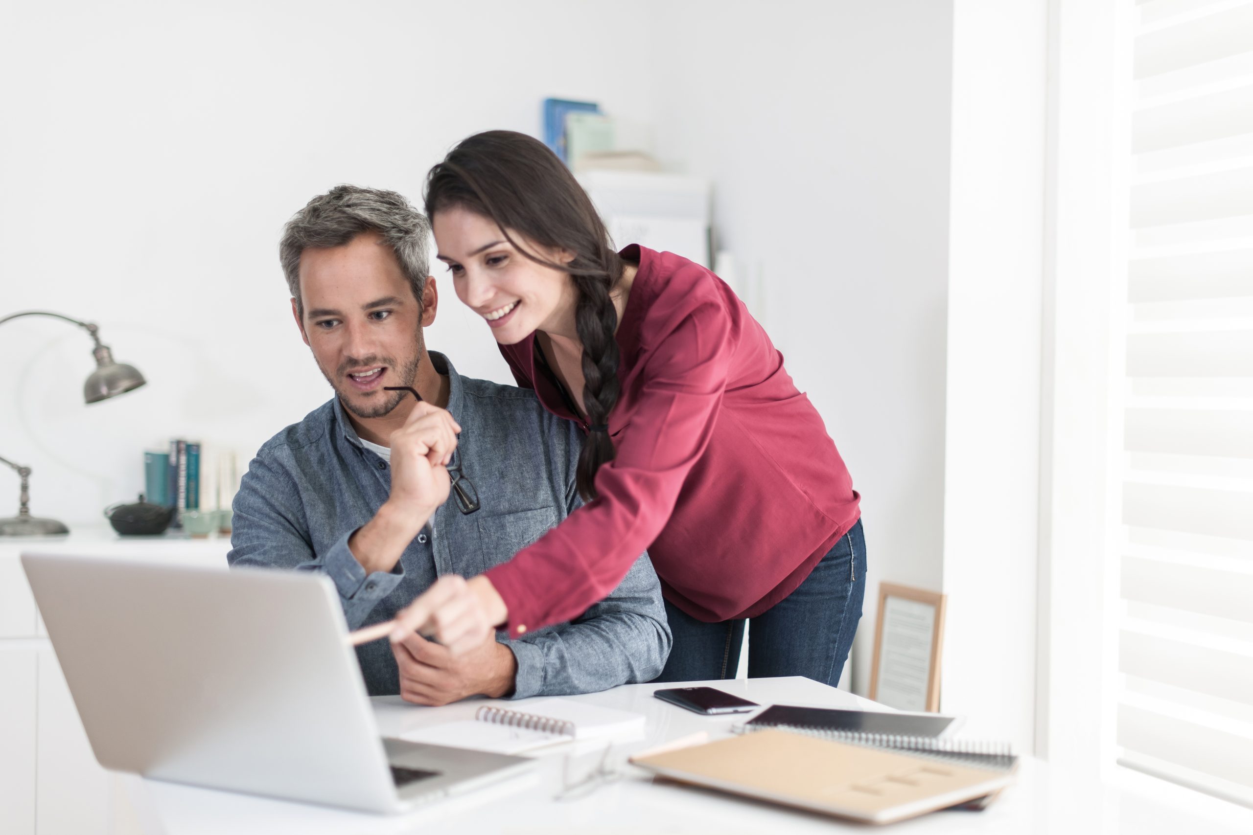 deux personnes dans un bureau